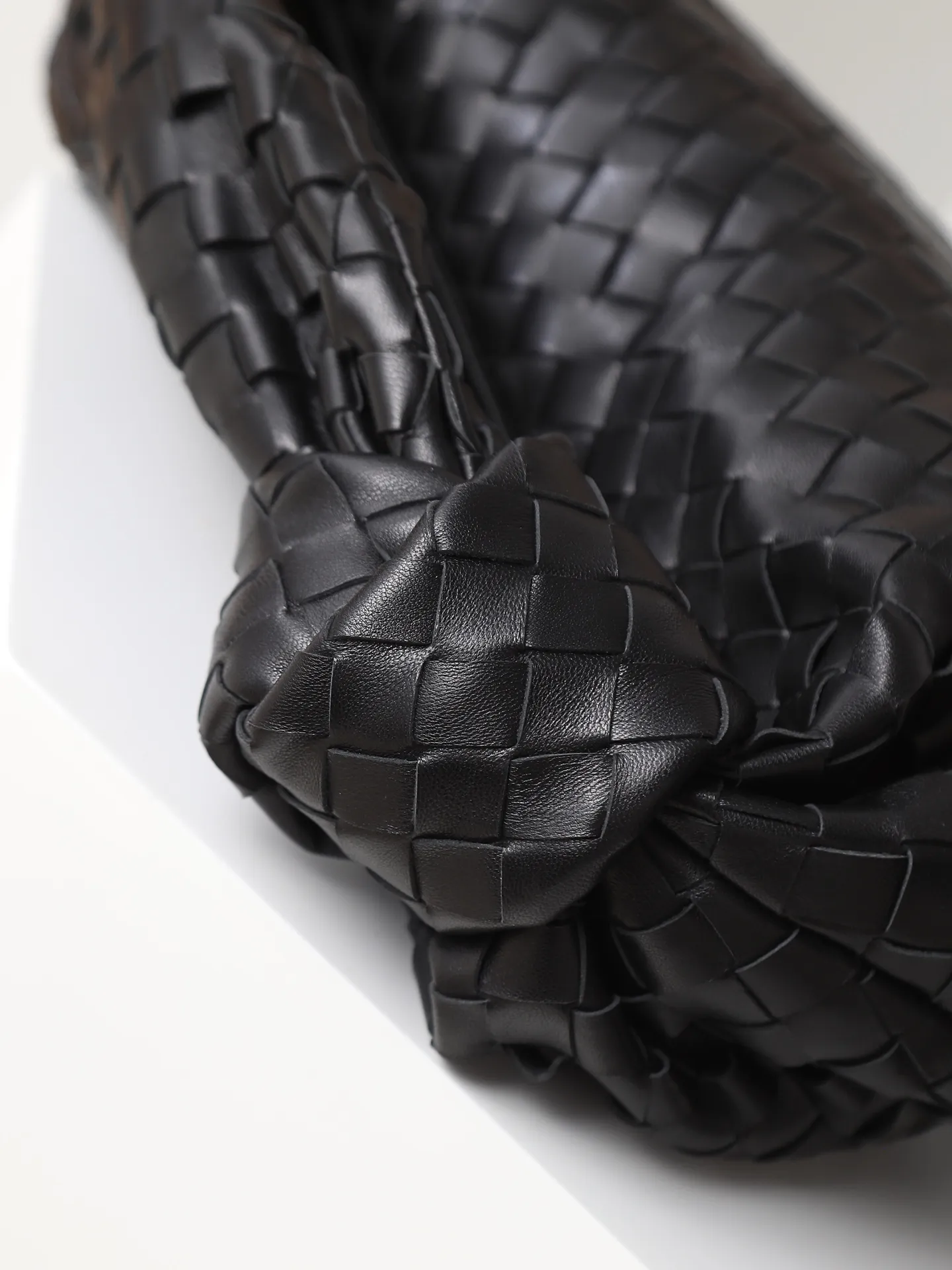 1100. 🌟𝐁𝐨𝐭𝐭𝐞𝐠𝐚 𝐕𝐞𝐧𝐞𝐭𝐚 ——— jodie (medium size) The medium size is very attractive in real life. It is firm and sturdy in the hand. The first impression is that it is particularly durable👍 You can see the well-designed knot on the handle. When carrying it on the shoulder, pay attention to the knot being placed directly under the hand. In this way, it can not only fix the position of the handbag, but also prevent the handbag from slipping due to long walks. It can easily accommodate a variety of cosmetics. In one word, it is "very easy to hold". Style number: 690225 Size: 36✖️21✖️13